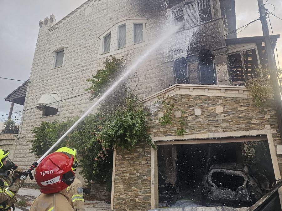 المكر : تخليص عالقين واصابات جراء حريق في منزل.